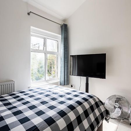 4 Bedroom House With Garden, Parking & 3 Mins Walking Distance From Train Station Londra Esterno foto