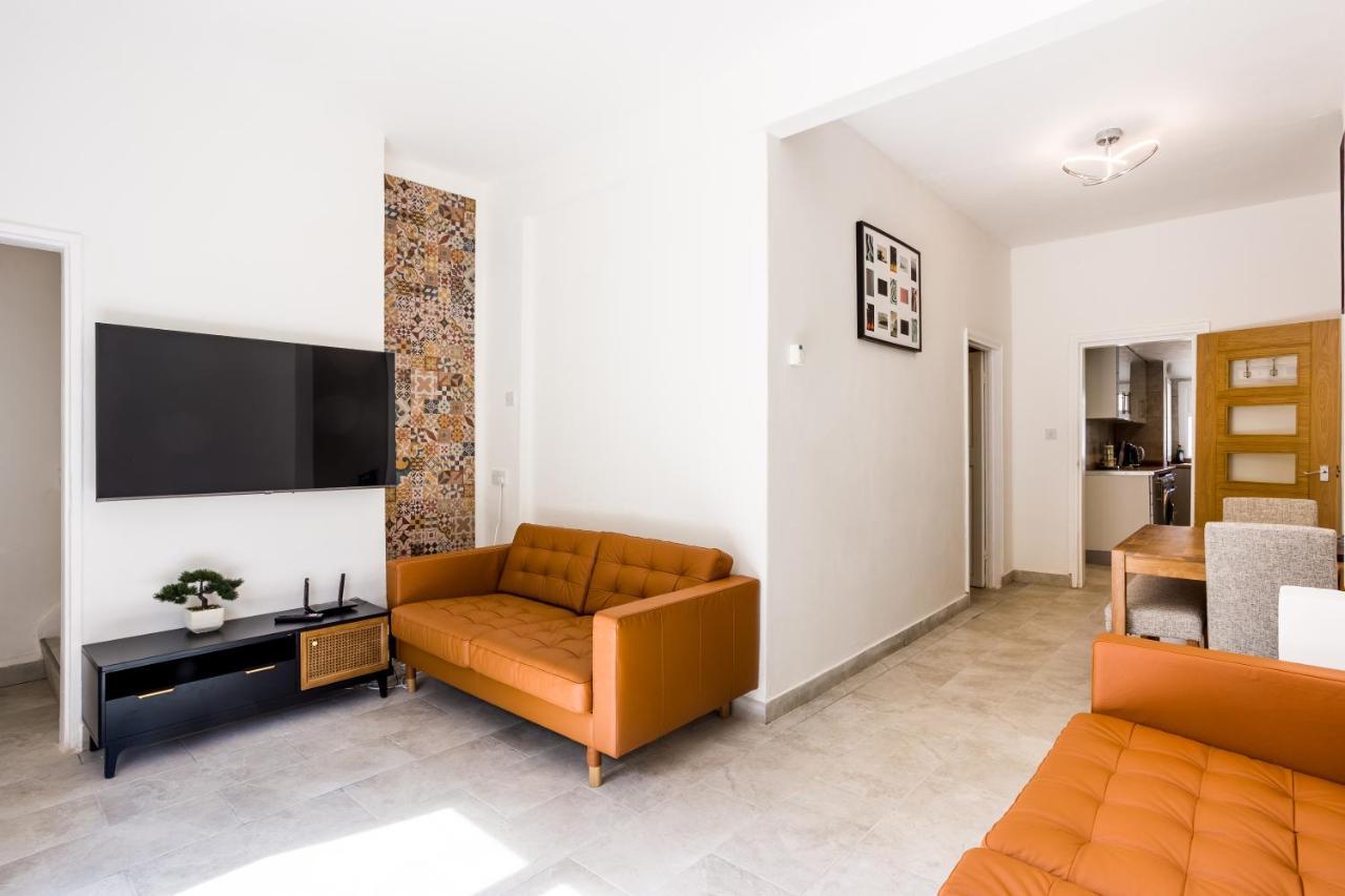 4 Bedroom House With Garden, Parking & 3 Mins Walking Distance From Train Station Londra Esterno foto
