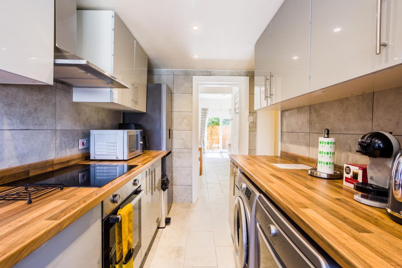4 Bedroom House With Garden, Parking & 3 Mins Walking Distance From Train Station Londra Esterno foto