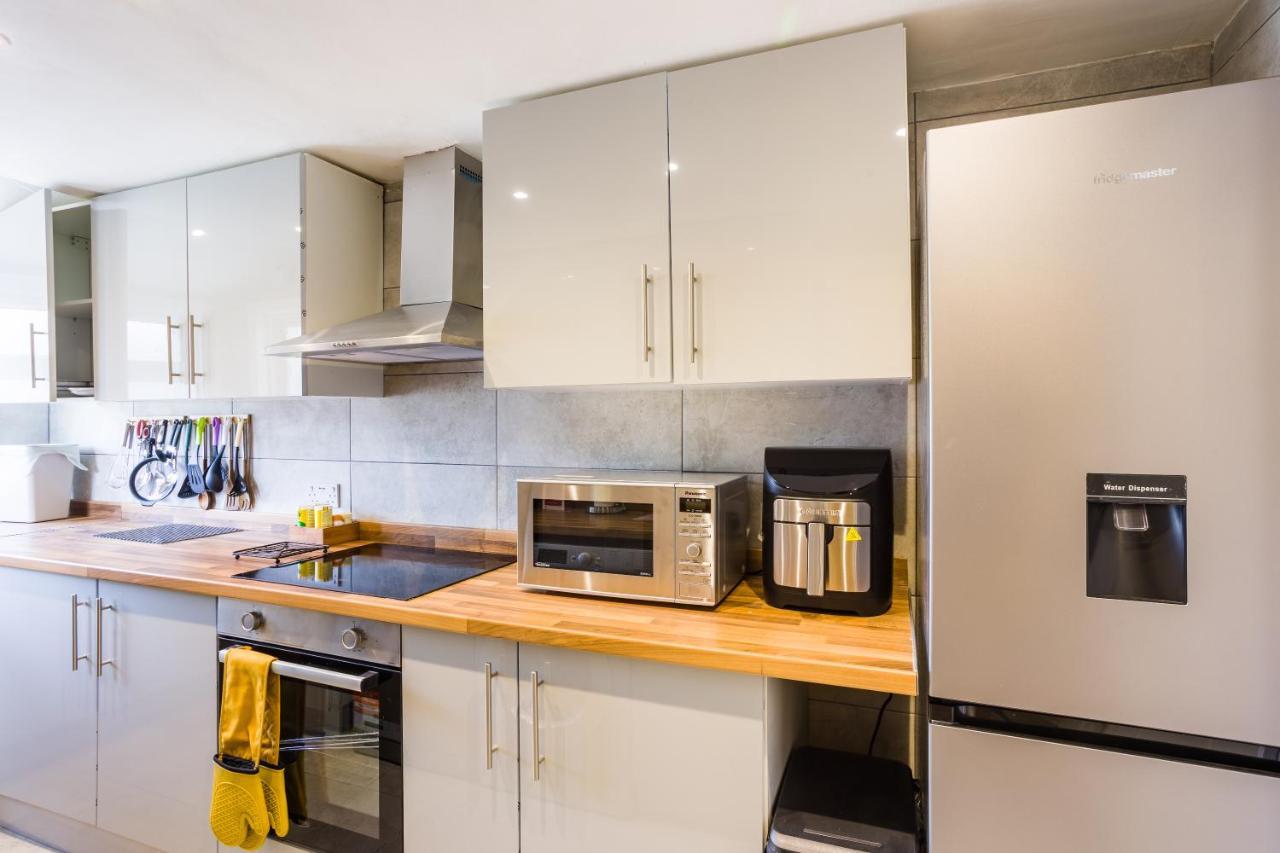 4 Bedroom House With Garden, Parking & 3 Mins Walking Distance From Train Station Londra Esterno foto