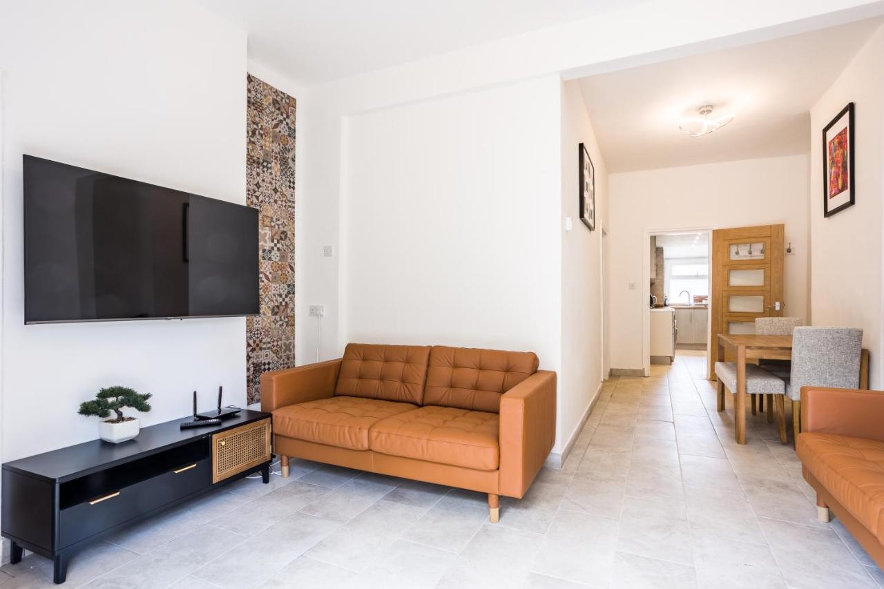4 Bedroom House With Garden, Parking & 3 Mins Walking Distance From Train Station Londra Esterno foto