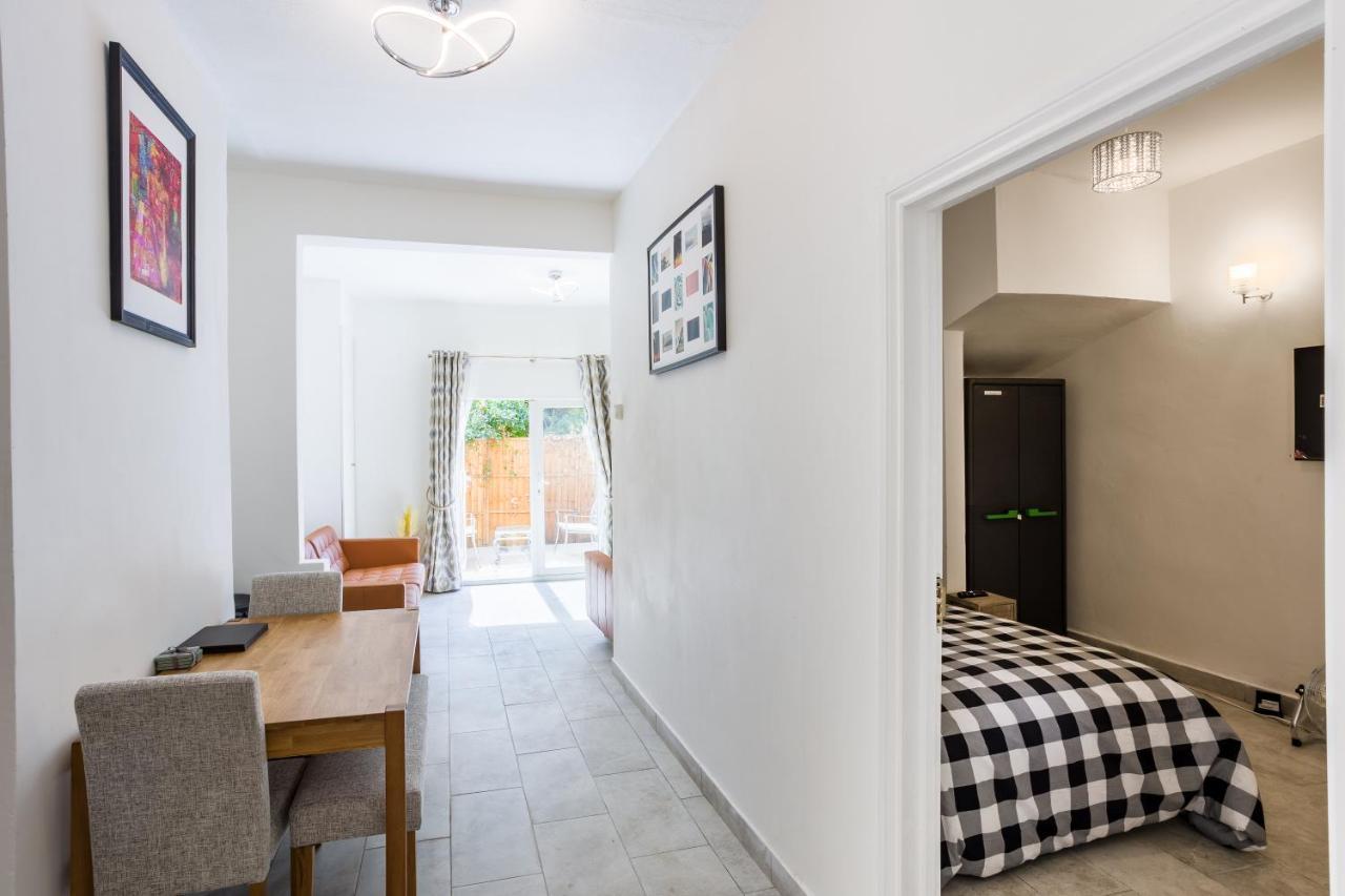 4 Bedroom House With Garden, Parking & 3 Mins Walking Distance From Train Station Londra Esterno foto