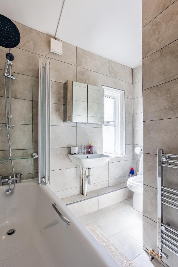 4 Bedroom House With Garden, Parking & 3 Mins Walking Distance From Train Station Londra Esterno foto