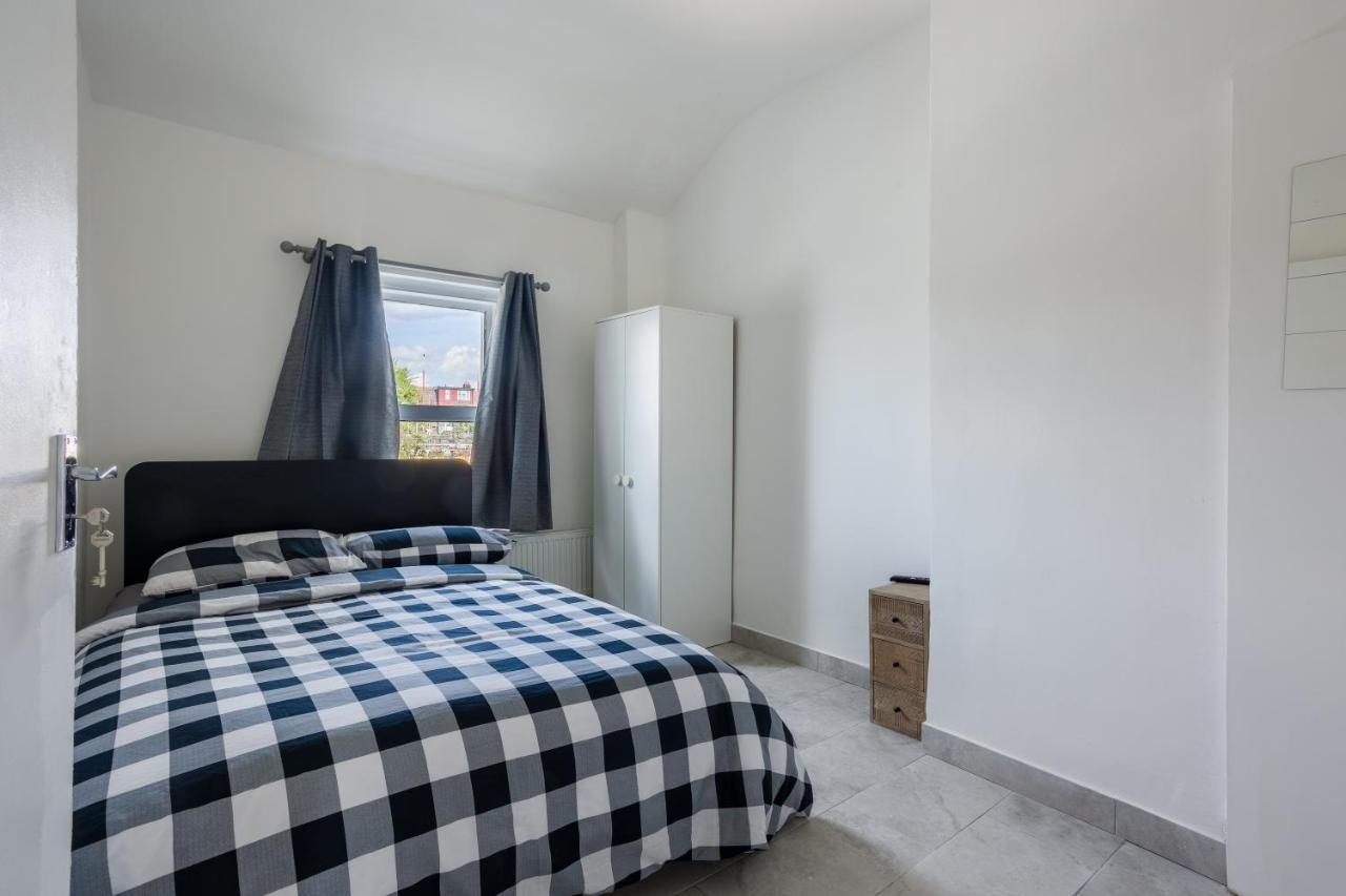 4 Bedroom House With Garden, Parking & 3 Mins Walking Distance From Train Station Londra Esterno foto