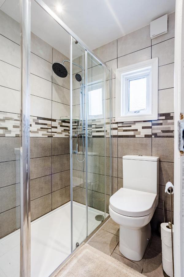 4 Bedroom House With Garden, Parking & 3 Mins Walking Distance From Train Station Londra Esterno foto