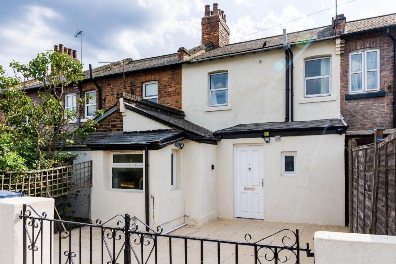4 Bedroom House With Garden, Parking & 3 Mins Walking Distance From Train Station Londra Esterno foto