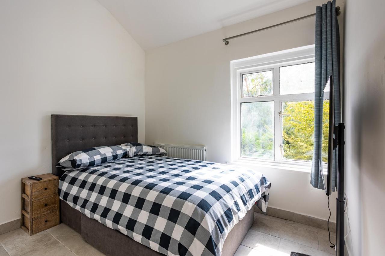 4 Bedroom House With Garden, Parking & 3 Mins Walking Distance From Train Station Londra Esterno foto
