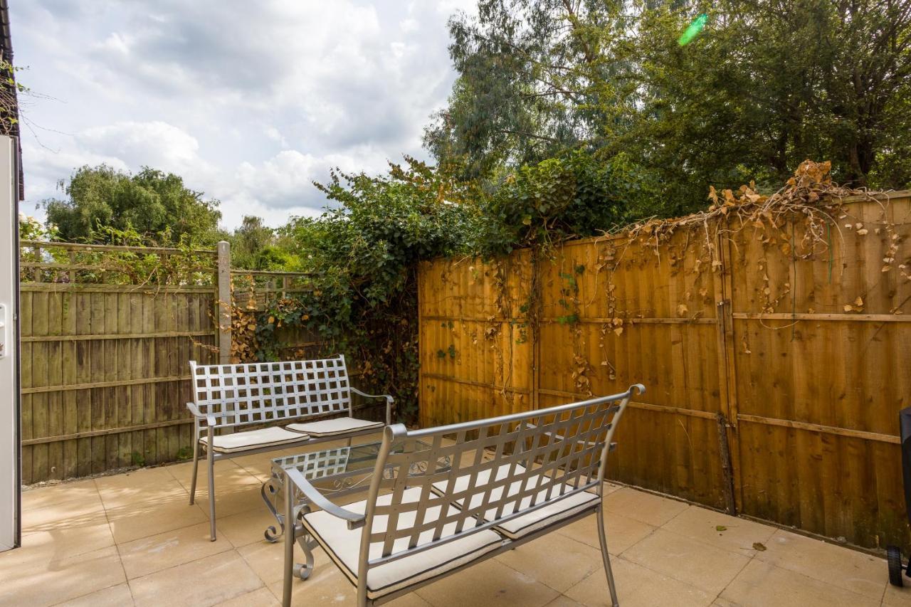 4 Bedroom House With Garden, Parking & 3 Mins Walking Distance From Train Station Londra Esterno foto