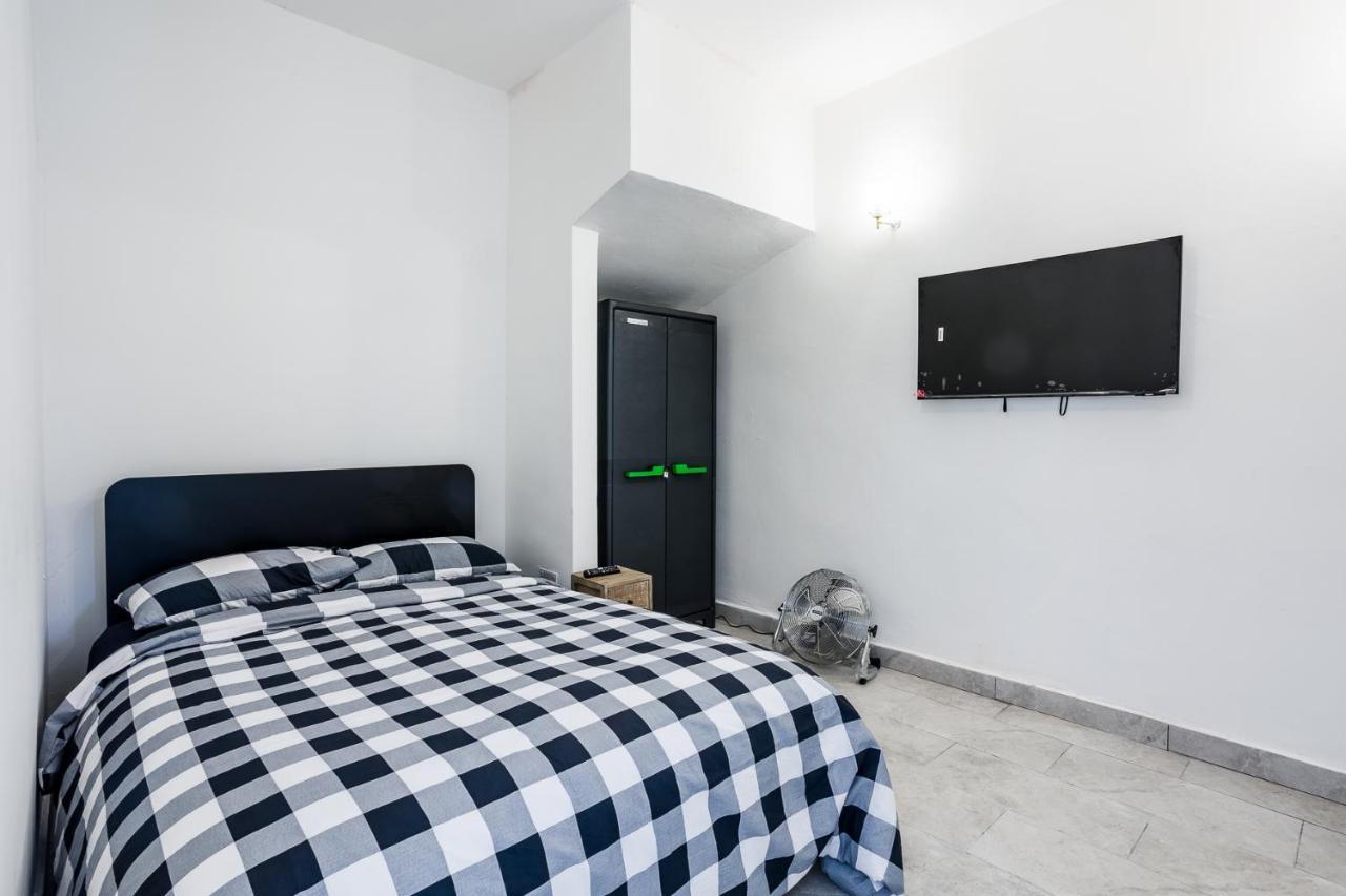 4 Bedroom House With Garden, Parking & 3 Mins Walking Distance From Train Station Londra Esterno foto