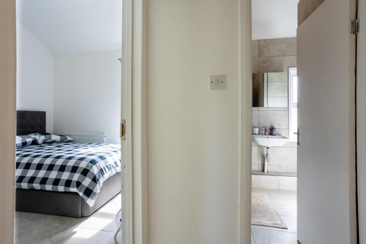 4 Bedroom House With Garden, Parking & 3 Mins Walking Distance From Train Station Londra Esterno foto