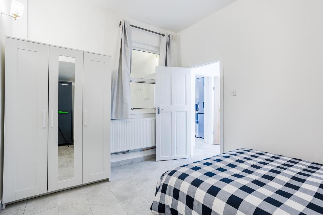 4 Bedroom House With Garden, Parking & 3 Mins Walking Distance From Train Station Londra Esterno foto