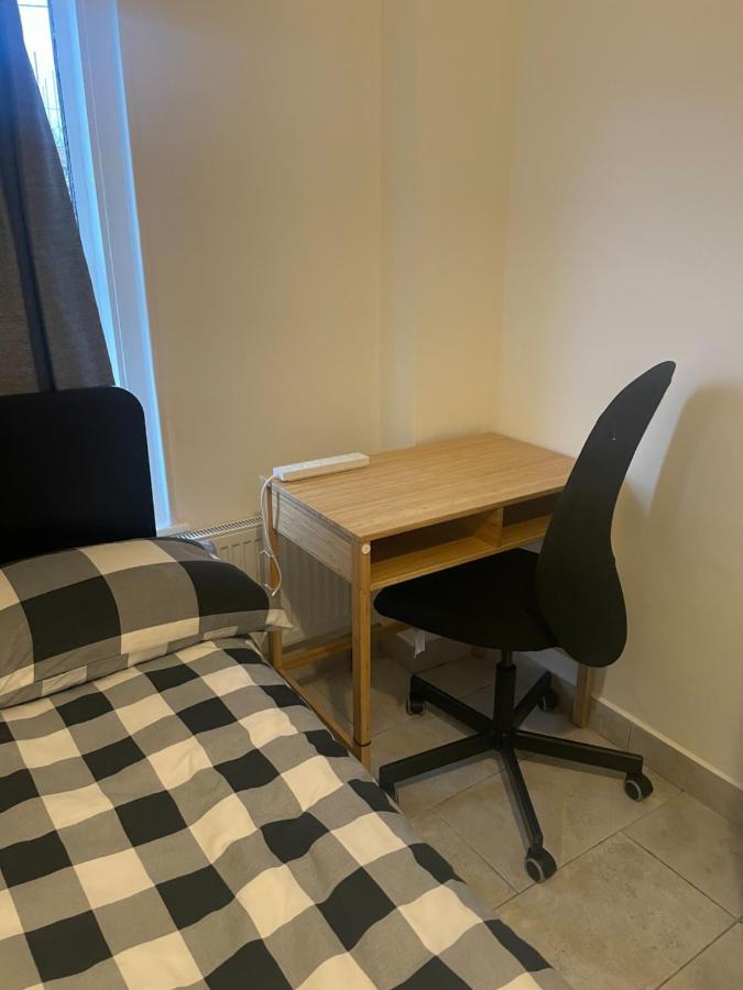4 Bedroom House With Garden, Parking & 3 Mins Walking Distance From Train Station Londra Esterno foto